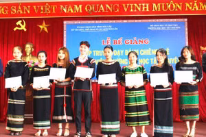 Lãnh đạo Sở Văn hóa-Thể thao và Du lịch tỉnh Đắk Lắk và Trường Đại học Tây Nguyên trao chứng nhận hoàn thành lớp học cho các học viên.