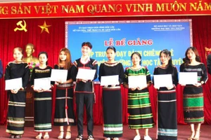 Lãnh đạo Sở Văn hóa-Thể thao và Du lịch tỉnh Đắk Lắk và Trường Đại học Tây Nguyên trao chứng nhận hoàn thành lớp học cho các học viên.