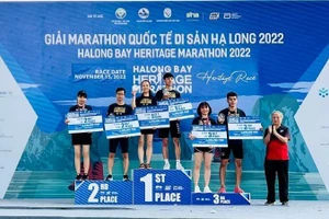 Trao giải cho các vận động viên đoạt giải.