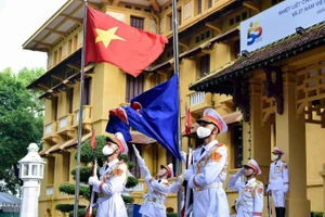 Lực lượng tiêu binh thực hiện nghi thức thượng cờ ASEAN.