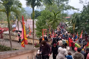 Đông đảo du khách trẩy hội Đền Vua Lê.