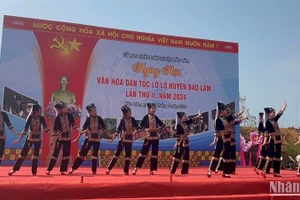 Tiết mục văn nghệ khai mạc ngày hội.