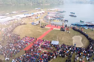 Lễ hội diễn ra ở bãi bồi ven hồ Ba Bể. Ảnh: TUẤN SƠN