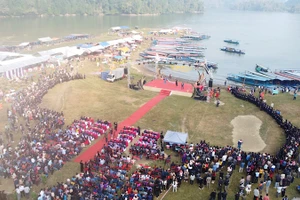 Lễ hội diễn ra ở bãi bồi ven hồ Ba Bể. Ảnh: TUẤN SƠN