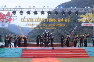 Trình diễn văn nghệ tại lễ khai hội. (Ảnh: TUẤN SƠN)