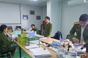 Nhiều tài liệu tại trụ sở Công ty Rance Pharma và Công ty Hacofood được cơ quan công an thu giữ để phục vụ điều tra. (Ảnh: CÔNG AN NHÂN DÂN)