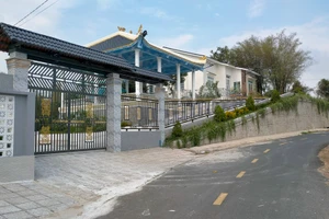 Một căn nhà biệt thự xây trái phép trên núi Sập.