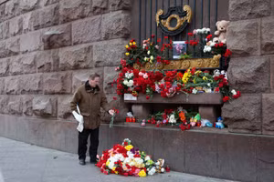 Người dân tại St.Petersburg đặt hoa tưởng niệm các nạn nhân vụ tấn công tại Nga. (Ảnh: TÂN HOA XÃ) 