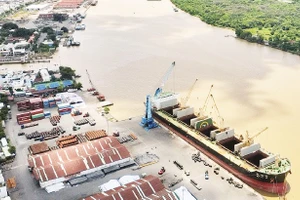 Cảng Tân Thuận (Quận 7), vị trí dự kiến xây cầu Thủ Thiêm 4. 