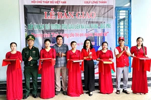 Cắt băng khánh thành, đưa công trình bếp ăn bán trú vào sử dụng