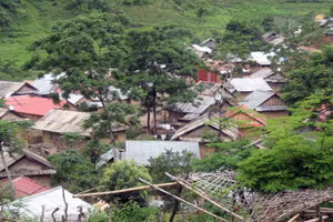 Bản Phìn Khó xã Bum Tở giai đoạn trước 2015 xác xơ với 100% nhà là nhà tre vách nứa. 