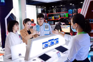 Khách hàng sử dụng phương thức quét mã VNPAY-QR trong thanh toán. (Ảnh ÁNH DƯƠNG) 