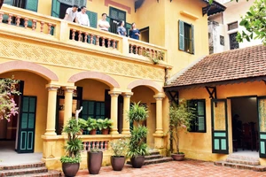  Nhà lưu niệm Bác Hồ tại làng lụa Vạn Phúc.