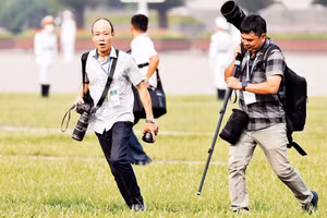 Phóng viên tác nghiệp tại các sự kiện thời sự. Ảnh: Viết Chung 