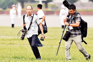 Phóng viên tác nghiệp tại các sự kiện thời sự. Ảnh: Viết Chung 