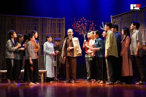 Vở "Bác Hồ và mùa xuân ấy" của Nhà hát Kịch Việt Nam hưởng ứng cuộc vận động học tập và làm theo tư tưởng, đạo đức, phong cách Hồ Chí Minh. 