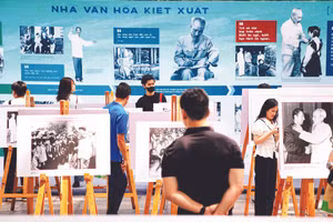 Tại triển lãm, người dân còn có dịp khám phá các tư liệu giá trị về tư tưởng, đạo đức, phong cách Hồ Chí Minh.