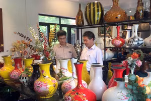 Cửa hàng trưng bày và giới thiệu sản phẩm của Công ty TNHH Sơn mài Phúc Cường (Cụm công nghiệp Làng nghề Sơn mài Duyên Thái, xã Duyên Thái, huyện Thường Tín, Hà Nội).
