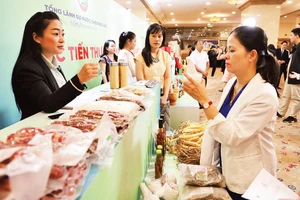 Đại biểu tham quan gian hàng của doanh nghiệp tại Diễn đàn Xúc tiến thương mại và đầu tư Việt Nam-Lào năm 2024. 