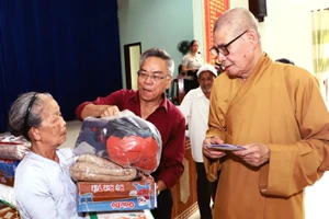 Hòa thượng Thích Châu Quang, Trưởng Ban Trị sự Giáo hội Phật giáo Việt Nam tỉnh Ðắk Lắk thăm, trao quà tặng các gia đình khó khăn ở Ðắk Lắk. 