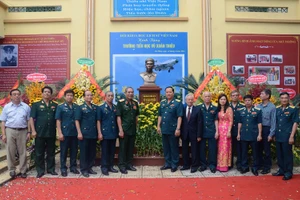 Ðại diện lãnh đạo, chỉ huy, các tướng lĩnh, Anh hùng Lực lượng vũ trang nhân dân của Quân chủng Phòng không-Không quân và Sư đoàn Không quân 371 tại Lễ đón nhận tượng phi công liệt sĩ Vũ Xuân Thiều tại trường tiểu học mang tên anh vào tháng 4/2016. 