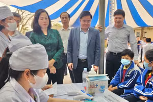 Bộ trưởng Y tế Đào Hồng Lan kiểm tra tiêm chủng cho trẻ em tại phường Lê Lợi, quận An Dương.