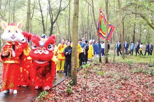 Các đại biểu và nhân dân cùng đội múa lân, đội trống thực hiện các nghi lễ truyền thống trên đường lên Ngũ Nhạc linh từ .