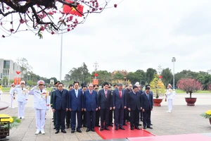 Các đồng chí lãnh đạo, nguyên lãnh đạo Đảng, Nhà nước thành kính tưởng nhớ công lao to lớn của Chủ tịch Hồ Chí Minh.
