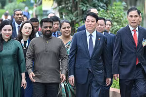 Chủ tịch nước Lương Cường và Tổng thống Sri Lanka Anura Kumara Dissanayaka cùng các đại biểu thăm Khu di tích Chủ tịch Hồ Chí Minh trong khuôn viên Phủ Chủ tịch.