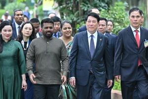 Chủ tịch nước Lương Cường và Tổng thống Sri Lanka Anura Kumara Dissanayaka cùng các đại biểu thăm Khu di tích Chủ tịch Hồ Chí Minh trong khuôn viên Phủ Chủ tịch.