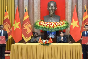 Chủ tịch nước Lương Cường và Tổng thống Sri Lanka Anura Kumara Dissanayaka tại lễ ký Hiệp định giữa Chính phủ nước Cộng hòa xã hội chủ nghĩa Việt Nam và Chính phủ nước Cộng hòa xã hội chủ nghĩa dân chủ Sri Lanka về hợp tác và trợ giúp lẫn nhau trong lĩnh vực hải quan.