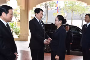 Chủ tịch nước Lương Cường chia buồn với Đại sứ Lào tại Việt Nam Khamphao Ernthavanh.