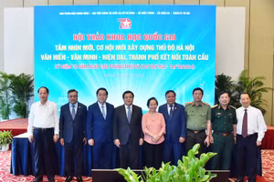 Các đồng chí lãnh đạo, nguyên lãnh đạo Đảng, Nhà nước và các đại biểu tại Hội thảo khoa học quốc gia “Tầm nhìn mới, cơ hội mới xây dựng Thủ đô Hà Nội văn hiến-văn minh-hiện đại, thành phố kết nối toàn cầu ”.