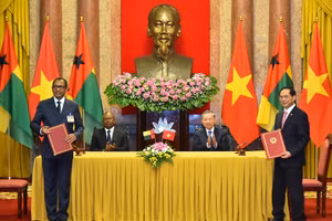 Tổng Bí thư, Chủ tịch nước Tô Lâm và Tổng thống Cộng hòa Guinea-Bissau Umaro Sissoco Embaló chứng kiến lễ ký Bản ghi nhớ về cơ chế tham vấn chính trị và ngoại giao giữa Bộ Ngoại giao nước Cộng hòa xã hội chủ nghĩa Việt Nam và Bộ ngoại giao, Hợp tác quốc tế và cộng đồng Cộng hòa Guinea-Bissau. 