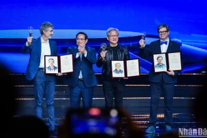 Thủ tướng Phạm Minh Chính trao Giải thưởng Chính VinFuture 2024 cho các nhà khoa học đạt giải. (Ảnh: THÀNH ĐẠT)