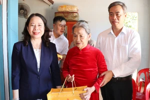 Phó Chủ tịch nước Võ Thị Ánh Xuân thăm, tặng quà Mẹ Việt Nam Anh hùng Lê Thị Mót, sinh năm 1922, có chống và con là liệt sĩ.