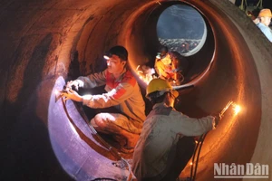 Lực lượng cứu hộ chỉ còn cách đáy ống bê-tông 5m đất