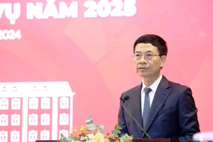 Bộ trưởng Thông tin và Truyền thông Nguyễn Mạnh Hùng phát biểu ý kiến tại Hội nghị.