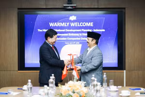 Chủ tịch Hội đồng quản trị FPT Trương Gia Bình tiếp Bộ trưởng Kế hoạch và Phát triển quốc gia Indonesia.