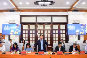 Chủ tịch FPT Trương Gia Bình chia sẻ tại buổi làm việc với Ủy ban Nhân dân Thành phố Huế.