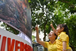 Cô và trò trường Mầm non Tháng Tám tham quan Triển lãm tương tác tranh panorama kỷ niệm 70 năm Chiến thắng Điện Biên Phủ tại trụ sở Báo Nhân Dân.