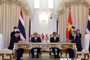 Chủ tịch nước Nguyễn Xuân Phúc và Thủ tướng Vương quốc Thái Lan Prayut Chan-o-cha chứng kiến lễ ký Chương trình hành động triển khai quan hệ đối tác chiến lược tăng cường Việt Nam- Thái Lan. (Ảnh: Thống Nhất/TTXVN)