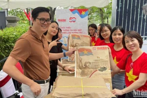 Từ 8 giờ 30 phút sáng, phụ san 30/4 của Báo Nhân Dân được phát đến tay người dân.