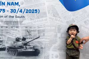 Ánh mắt trong trẻo, hồn nhiên của trẻ thơ tại cuộc Triển lãm kỷ niệm 50 năm Ngày Giải phóng miền nam, thống nhất đất nước của Báo Nhân Dân.