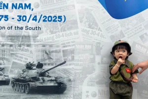 Ánh mắt trong trẻo, hồn nhiên của trẻ thơ tại cuộc Triển lãm kỷ niệm 50 năm Ngày Giải phóng miền nam, thống nhất đất nước của Báo Nhân Dân.