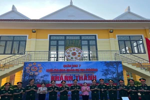 Các đại biểu khánh thành công trình chung Nhà văn hóa Dân tộc Khmer (ấp Xóm Tháp, xã Tân Phong, huyện Tân Biên, tỉnh Tây Ninh)