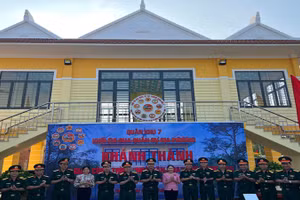 Các đại biểu khánh thành công trình chung Nhà văn hóa Dân tộc Khmer (ấp Xóm Tháp, xã Tân Phong, huyện Tân Biên, tỉnh Tây Ninh)