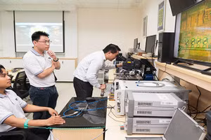 Giảng viên và sinh viên tại Phòng thí nghiệm vi mạch và hệ thống cao tầng Trường đại học Bách Khoa (thuộc Đại học Quốc gia Thành phố Hồ Chí Minh).