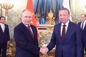 Tổng Bí thư Tô Lâm hội đàm hẹp với Tổng thống Nga Vladimir Putin. (Ảnh: TTXVN)