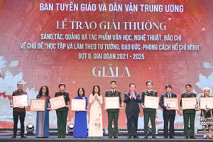 Trao giải A cho các tác giả, nhóm tác giả. (Ảnh THẾ ĐẠI)